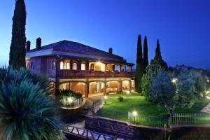 una grande casa con luci accese nel cortile di Villa Poggio Chiaro a Pescia Romana