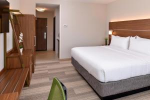 A bed or beds in a room at Holiday Inn Express & Suites - St. Petersburg - Madeira Beach, an IHG Hotel