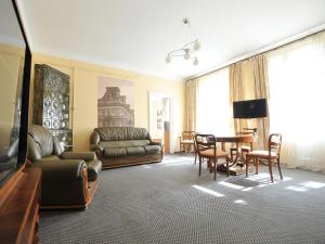 uma sala de estar com um sofá e uma mesa em Cosiest 3-room Apartment In Central Lviv em Lviv