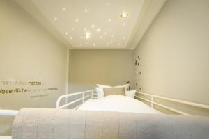 1 dormitorio con 1 cama blanca en una habitación en Gutshaus Krummin Usedom, en Krummin