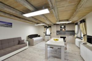 un soggiorno con un tavolo e un divano di Vecchio Mulino Guest House ad Aosta