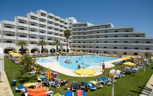 Bazén v ubytování Hotel Apartamento Brisa Sol nebo v jeho okolí