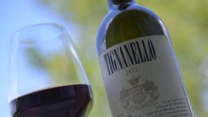 una botella de vino tinto junto a una copa en La Locanda Francigena, en Lucca 34 fotos más