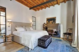 ローマにあるFontanella Borghese Luxのベッドルーム(大型ベッド1台、暖炉付)