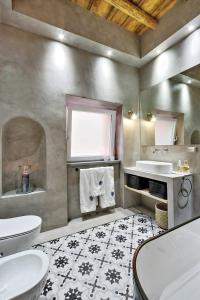 ローマにあるFontanella Borghese Luxのバスルーム(洗面台2つ、トイレ2つ付)