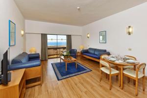 Hotel Apartamento Brisa Sol في ألبوفيرا: غرفة معيشة مع أريكة وطاولة