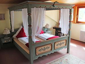 Postel nebo postele na pokoji v ubytování Hotel Adlerschanze