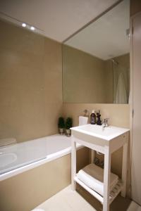 布宜諾斯艾利斯的住宿－Bonjour My Vera，一间带水槽、浴缸和镜子的浴室