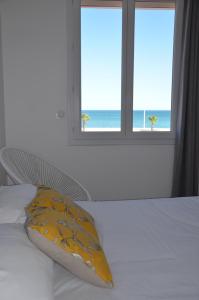 乐巴凯尔斯莱卡萨酒店的一间卧室，配有一张床和一扇面向大海的窗户