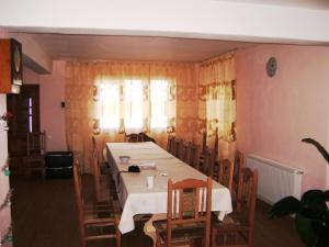 une salle à manger avec une grande table et des chaises dans l'établissement Casa Mora, à Suceviţa