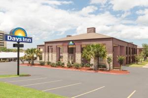 a rendering of a days inn hotel at Days Inn by Wyndham College Station University Drive in College Station
