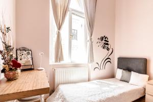 ブダペストにあるBpR König Design Apartmentのベッドルーム1室(ベッド1台、テーブル、窓付)