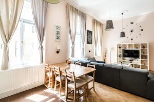 ブダペストにあるBpR König Design Apartmentのリビングルーム(テーブル、ソファ付)