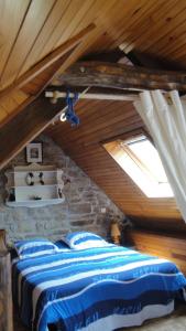 1 Schlafzimmer mit 2 Betten in einem Steindachboden in der Unterkunft Gite La Maison du Pêcheur in Ploemel