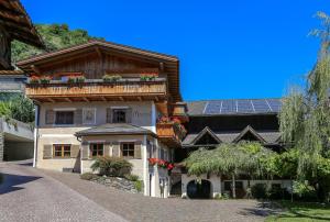 a house with solar panels on the roof at Pension Moarhof in Feldthurns