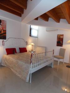 ein Schlafzimmer mit einem Bett, einem Tisch und einem Stuhl in der Unterkunft Residence Ideal in Alcamo