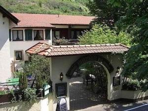 una casa con un arco frente a un edificio en Landhotel Niederthäler Hof en Schloßböckelheim