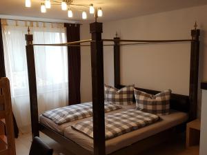 Tempat tidur dalam kamar di Ferienwohnungen Durgut
