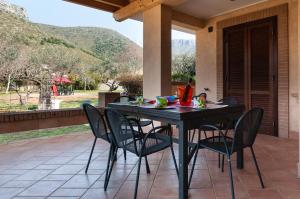 una mesa negra y sillas en un patio en Casa Vacanze Polifemo, en Sperlonga