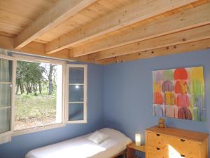 een kamer met een bed en een raam in een kamer bij Gites Les Cerisiers in Blacons