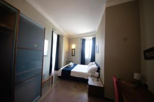 薩沃納的住宿－Luna Rooms，酒店客房设有床和窗户。