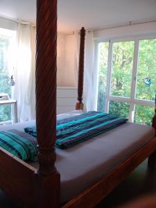 ein Bett in einem Schlafzimmer mit einem großen Fenster in der Unterkunft Apartment Nürnberg in Nürnberg