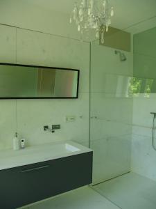 ein Bad mit einem Waschbecken und einem Spiegel in der Unterkunft Apartment Nürnberg in Nürnberg