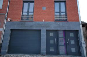um edifício com duas portas de garagem em frente em Hôtel Verone - Liège Centre em Liège