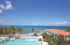 - Vistas al océano desde un complejo con piscina en Ocean Point Resort & Spa Adults Only, en Saint Johnʼs