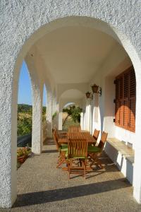 een patio met een tafel en stoelen op een huis bij Casa Solatillo in Ayerbe