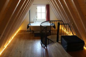 a bathroom with a stairs leading to a tub and a window at De Hemel De Kracht van Ambacht in Nijmegen
