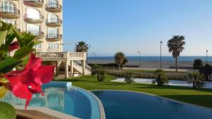 un resort con piscina e spiaggia di Hotel Marechiaro a Gizzeria