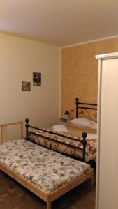 ヴァストにあるLa casa del Contadinoのベッドルーム1室(ベッド2台付)