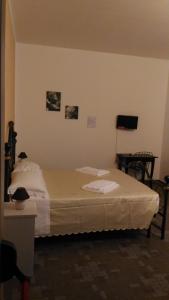 ヴァストにあるLa casa del Contadinoのベッドルーム1室(ベッド1台、タオル2枚付)