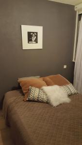 ボルドーにあるMaeroのベッド(枕2つ、白猫1匹付)