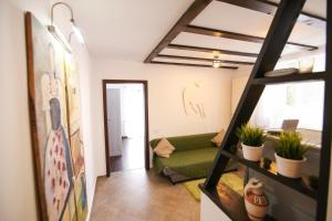 プレデアルにあるCioplea Residenzのリビングルーム(緑のソファ付)