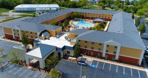una vista aérea de un edificio con piscina en Cedar Point's Express Hotel en Sandusky