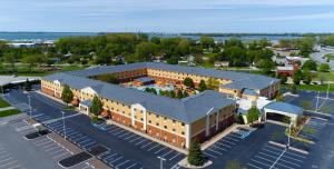 una vista aérea de un edificio con aparcamiento en Cedar Point's Express Hotel en Sandusky