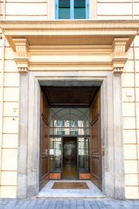ローマにあるBoezio Houseの大きな木製のドアのある建物の入口