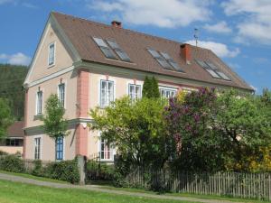 ein rosafarbenes Haus mit braunem Dach in der Unterkunft Romantik-Villa LebensART in Reichenfels
