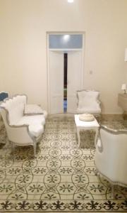 トラッペートにあるRosa dei Ventiのリビングルーム(白い椅子、テーブル付)
