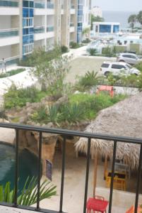 Bazén v ubytování E&J Beach Condo nebo v jeho okolí