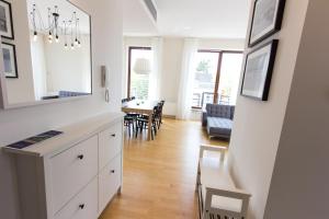 a kitchen and living room with a table and chairs at Komfortowy apartament Międzyzdroje in Międzyzdroje