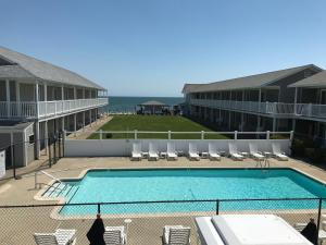 vista sulla piscina di un resort di The Three Seasons Resort a Dennis Port