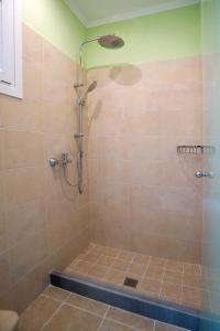 Un baño de Rhea Complex