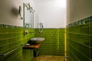 A bathroom at L'Orizzonte Relais Sirolo