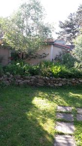 un patio con una pared de piedra y una casa en Maisonnette Nantes en Nantes