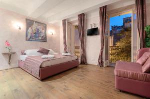 1 dormitorio con cama, sofá y ventana en Charming house, en Cannes