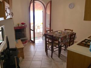 羅薩島的住宿－Appartamenti In Villa La Marinedda，相簿中的一張相片