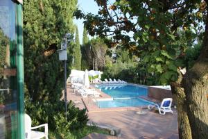 Bazén v ubytování Villa Felcaro - Relais, Lodge & Restaurant nebo v jeho okolí